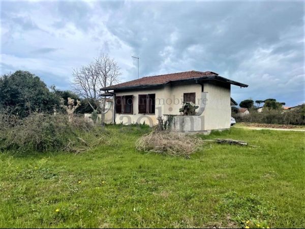 Riferimento V668 - Villa for Sale a Poveromo