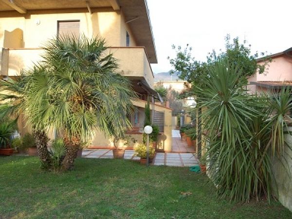 Riferimento V143 - Villa Bifamiliare in Affitto a Cinquale