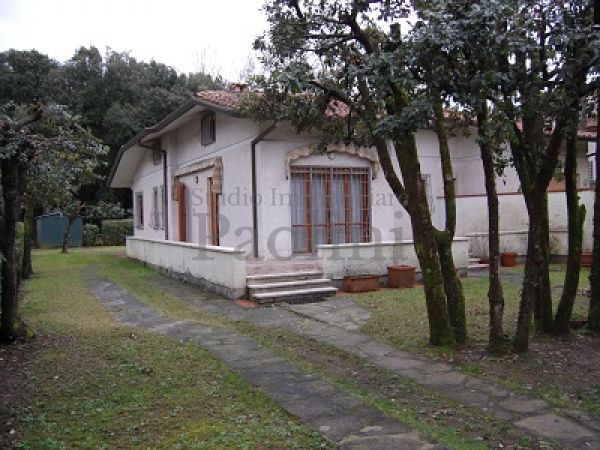 Riferimento V154 - Villa Bifamiliare in Affitto a Vittoria Apuana