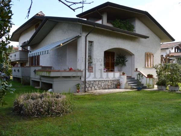 Riferimento V160 - Villa Bifamiliare in Affitto a Cinquale