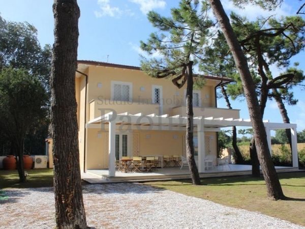 Riferimento V363 - Villa Bifamiliare in Affitto a Vittoria Apuana