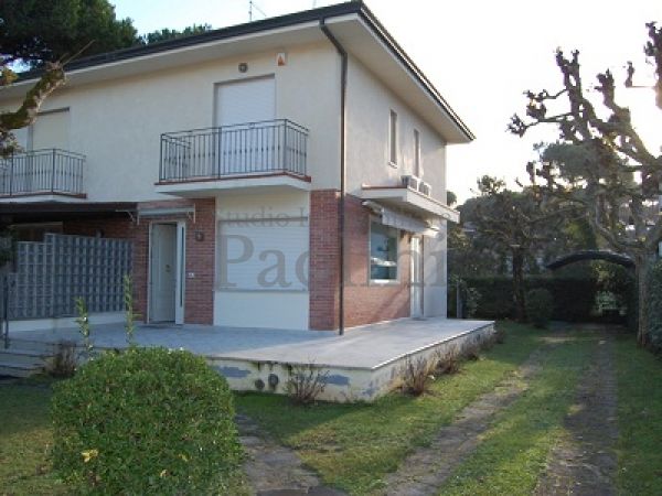 Riferimento V43 - Villa Bifamiliare in Affitto a Vittoria Apuana