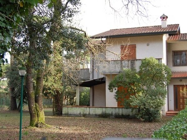 Riferimento V46 - Villa Bifamiliare in Affitto a Vittoria Apuana