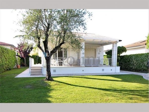 Riferimento V543 - Villa for Rental a Forte Dei Marmi Centro