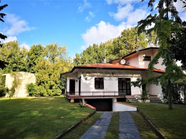 Riferimento V587 - Villa Bifamiliare in Affitto a Poveromo