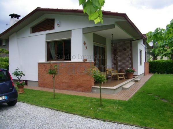 Riferimento V588 - Villa for Affitto in Poveromo