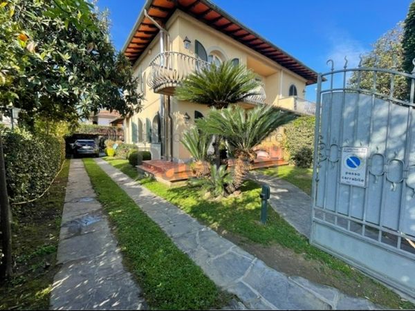 Riferimento V721 - Villa Bifamiliare in Affitto a Cinquale