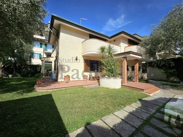 Riferimento V733 - Villa Singola in Vendita a Massa Zona Viali