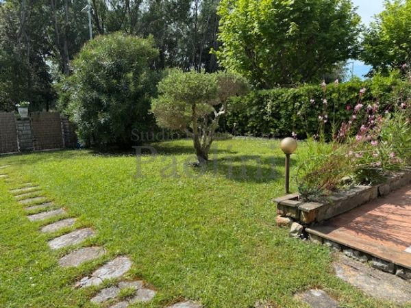 Riferimento V737 - Villa Bifamiliare in Vendita a Vittoria Apuana