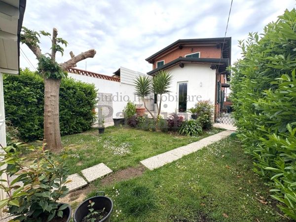 Riferimento V747 - Villa Bifamiliare in Vendita a Cinquale